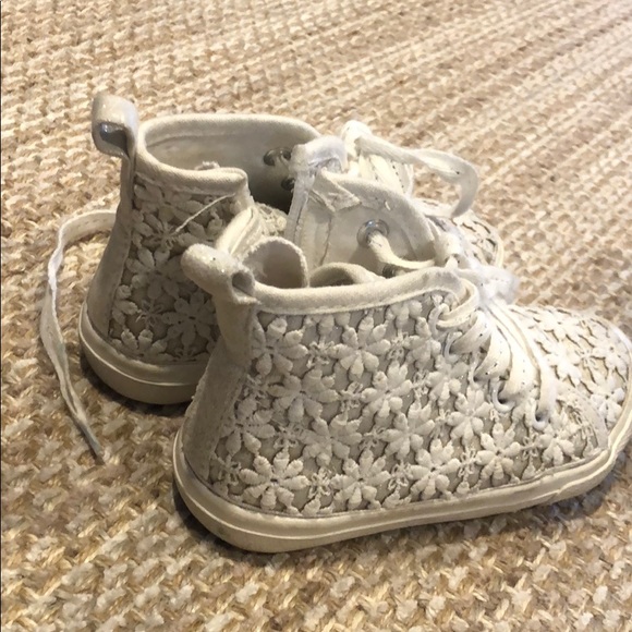 Floral lace high tops - Picture 2 of 2